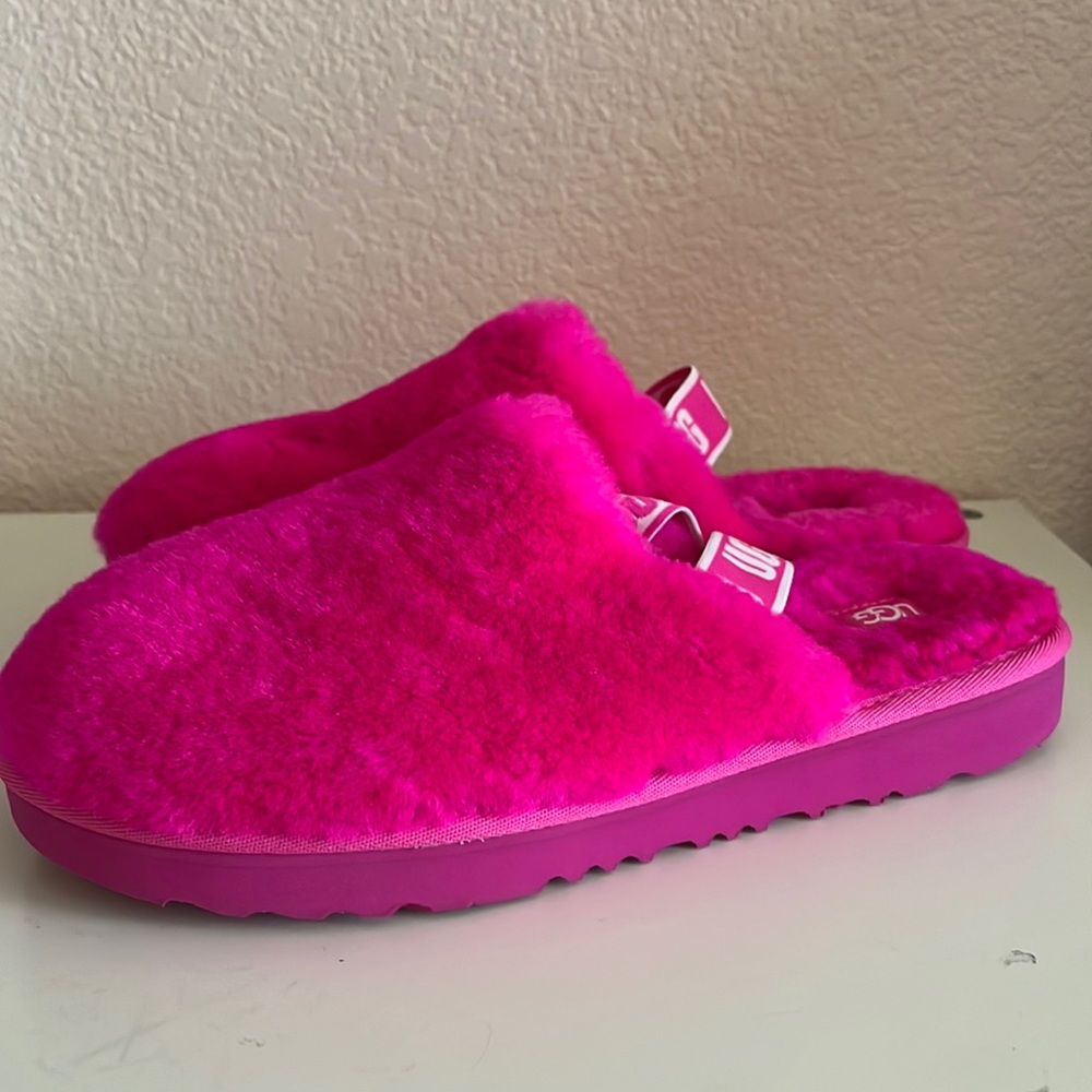 Ugg pink slippers size 6 US brand new condition.